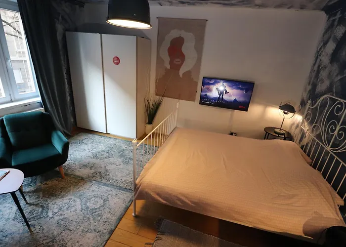 Ava Apartment,Speed Wi Fi,Netflix,Between Bus And Train Station