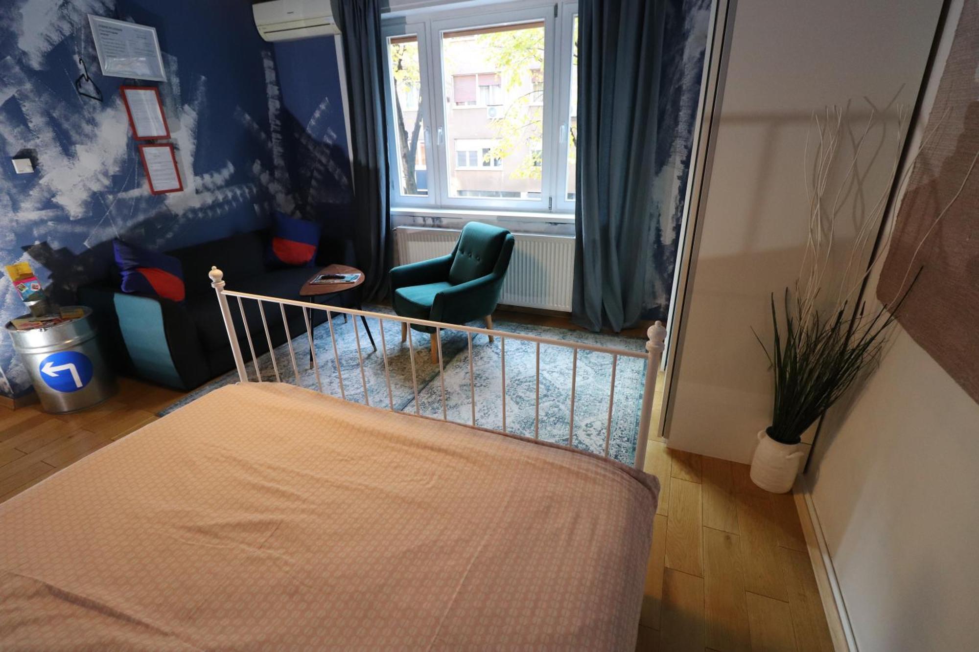 Apartment Ava Apartment,speed Wi Fi,netflix,between Bus And Train Station