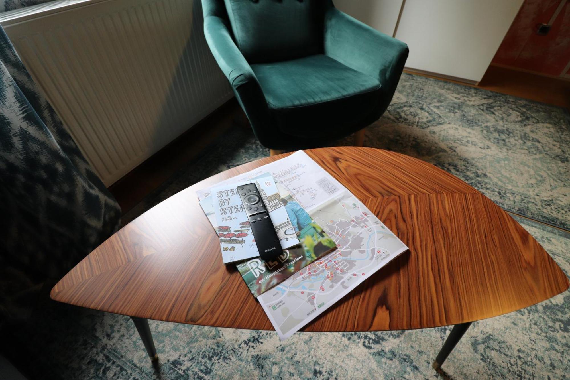 Apartment Ava Apartment,speed Wi Fi,netflix,between Bus And Train Station *