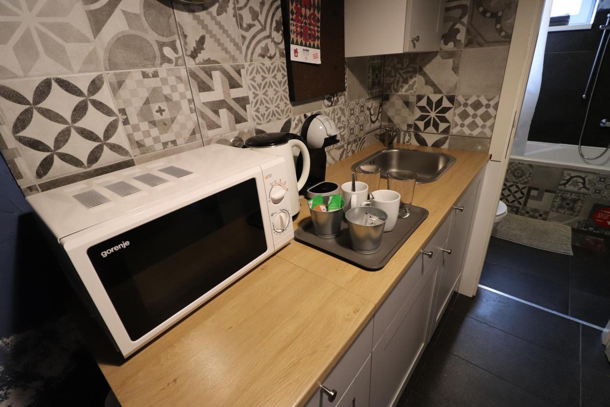 Apartment Ava Apartment,speed Wi Fi,netflix,between Bus And Train Station Zagreb