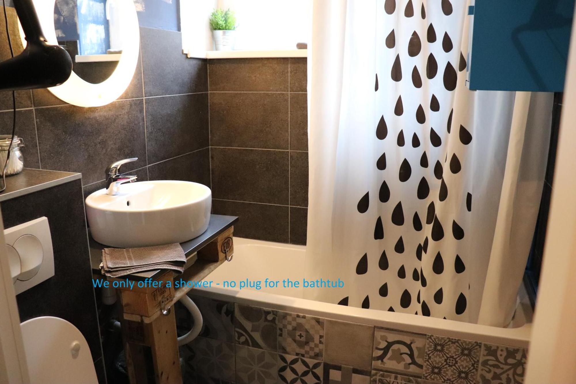 Ava Apartment,speed Wi Fi,netflix,between Bus And Train Station *