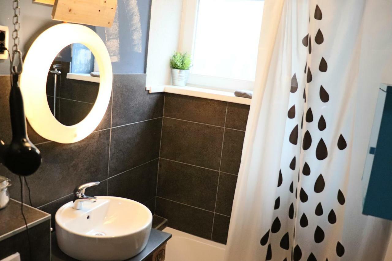 Ava Apartment,speed Wi Fi,netflix,between Bus And Train Station Apartment *