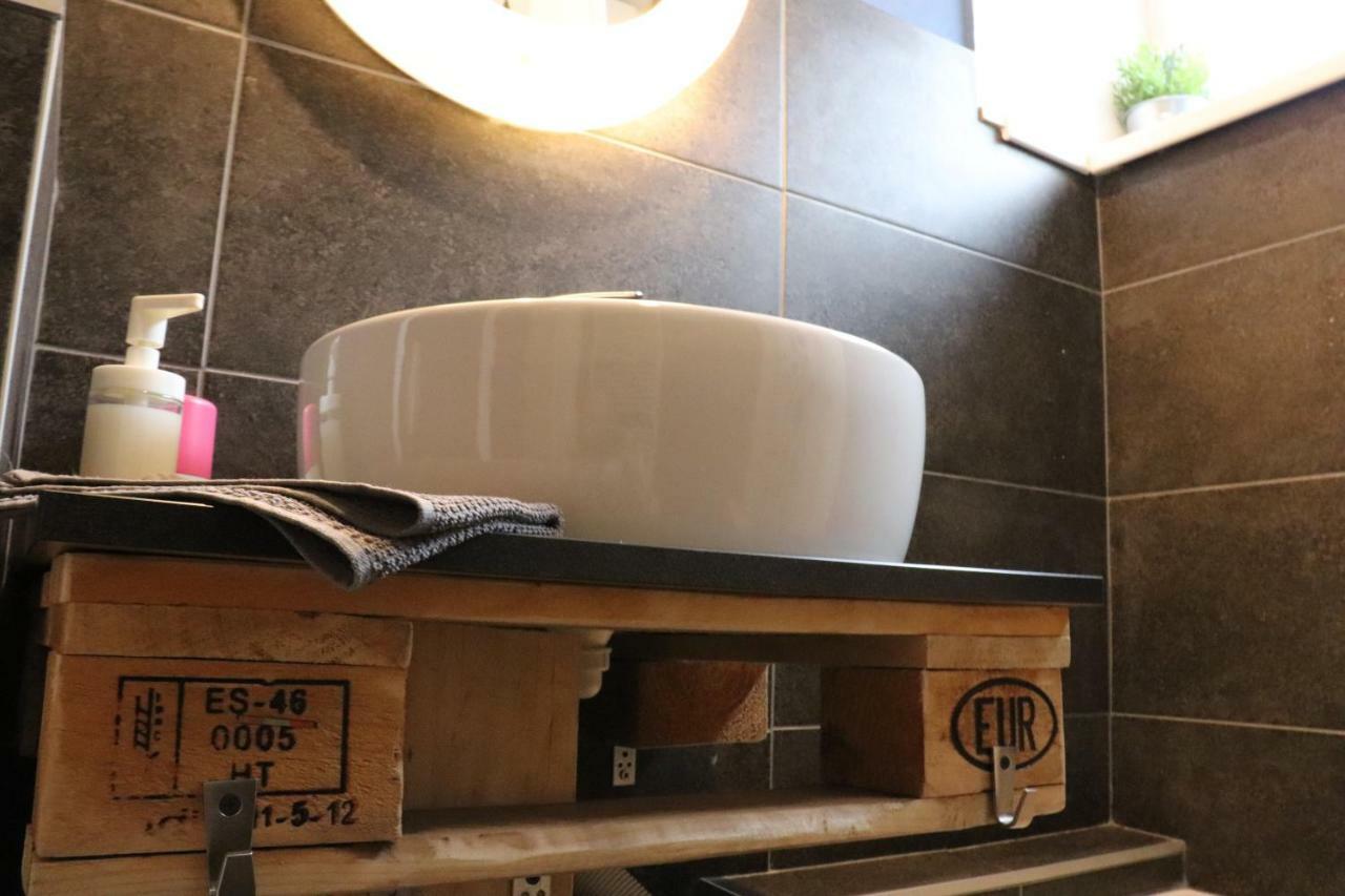 Ava Apartment,speed Wi Fi,netflix,between Bus And Train Station Apartment *